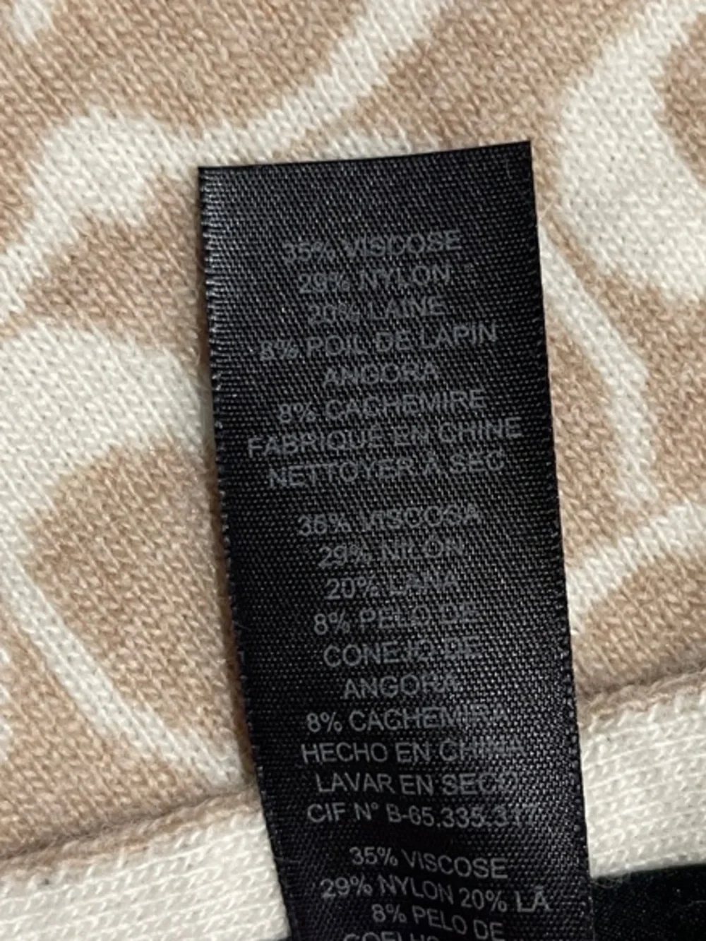 Coach Reversible Signature Scarf in Beige and Cream NWT F86019 Camel Vanilla